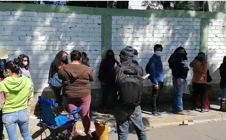 Venden un lugar en la fila para recibir vacuna contra el COVID hasta en 1,500 pesos