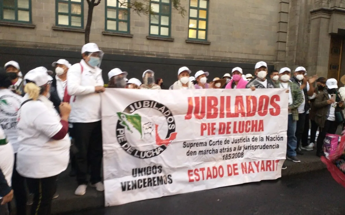 Pensionados y jubilados protestan frente a la SCJN