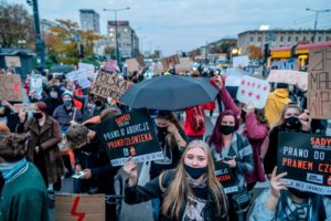 Ley de aborto es criticada en Polonia tras la muerte de una mujer