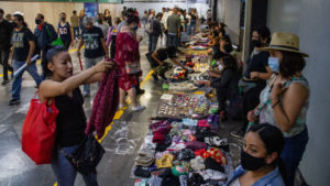 Mujeres se manifiestan y exigen que las dejen vender en el Metro