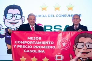 AMLO premia responsabilidad social de gasolineras y gaseras