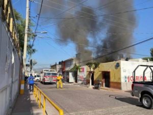 Adulto mayor es rescatado de incendio por policía mujer en Querétaro