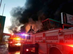 Brutal incendio consume bodega de aceites en Nuevo León