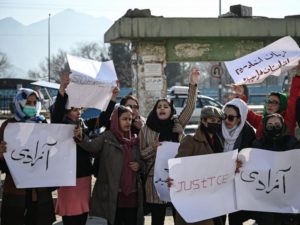 Talibanes dispersan protesta de mujeres a tiros