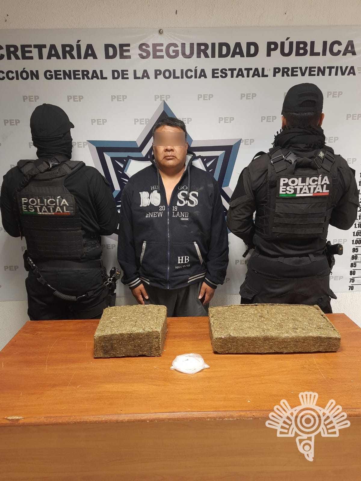 Captura Policía Estatal a hombre por trasladar dos paquetes de aparente marihuana