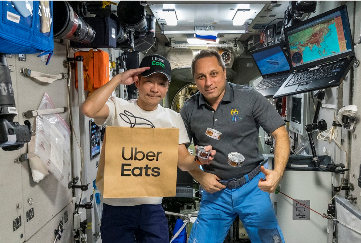 Uber Eats realiza su primera entrega de comida en el espacio