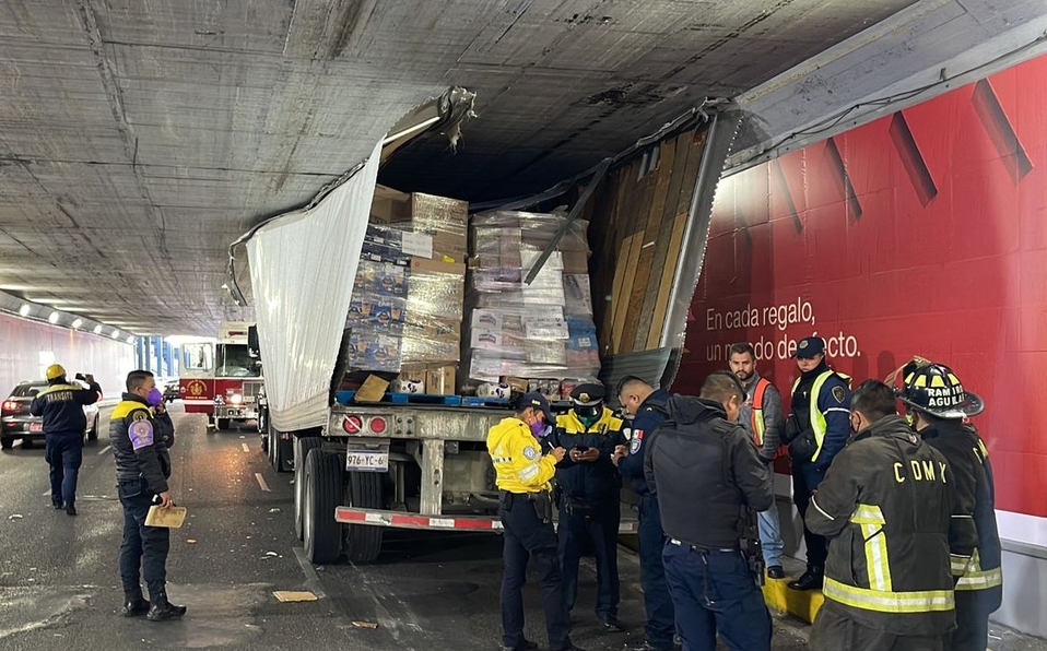 Tráiler se atora en Viaducto Miguel Alemán en CDMX