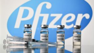 Llega cargamento con 585 mil vacunas de Pfizer