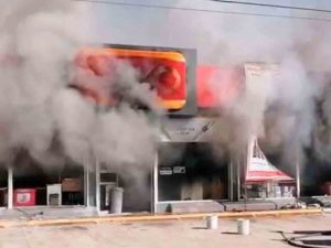 Hombres armados incendian negocios en Ciudad Juárez