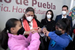 Entrega Rosario Orozco Caballero aparatos auditivos especializados a personas con discapacidad