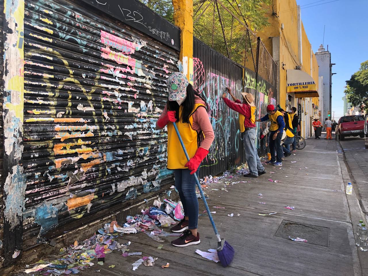 Ayuntamiento y ciudadanía limpian la calle 11 Poniente