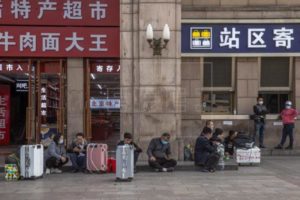 Confina China una tercera ciudad por varios brotes de covid-19