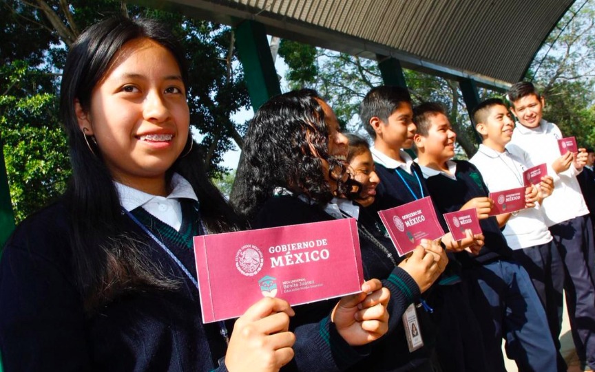 López Obrador asegura entregar apoyos de programas sociales