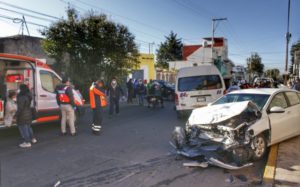 Choca chofer de la ruta 64C por exceso de velocidad y hay cinco heridos