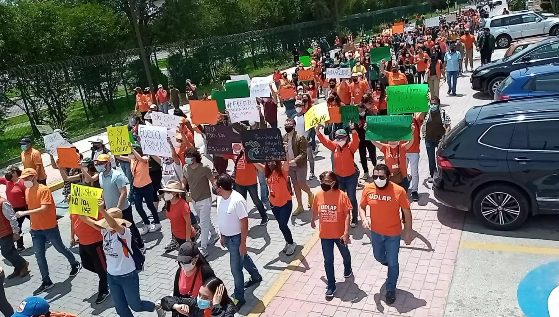 Estudiantes de la UDLAP abarrotan vialidades de Cholula y Puebla