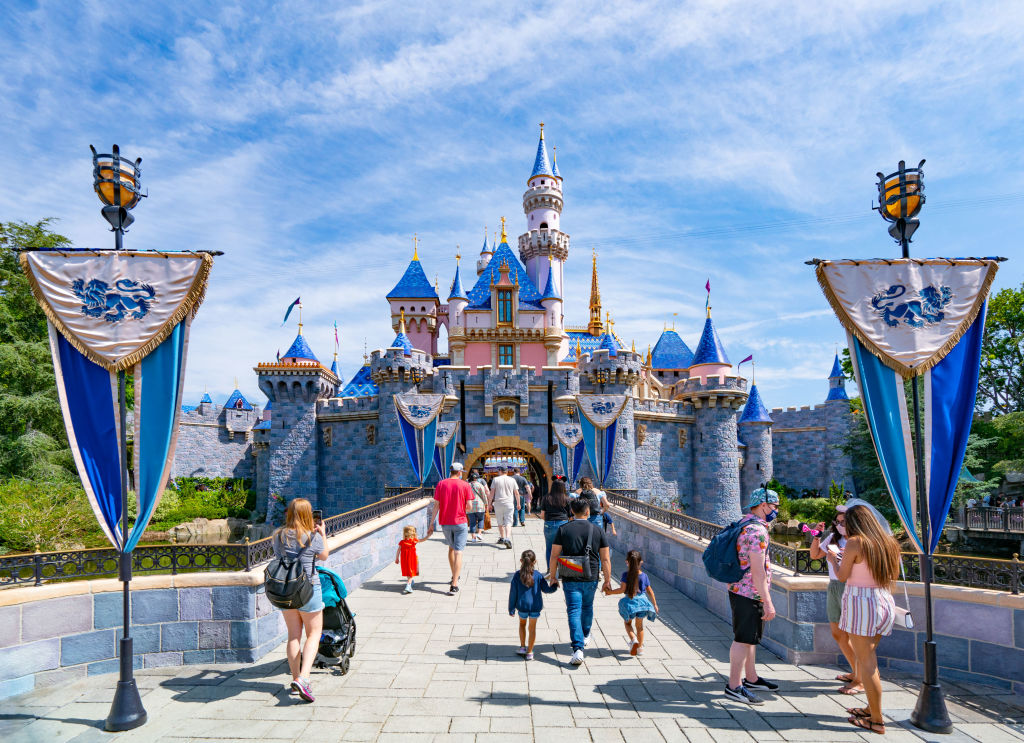 Visitantes vacunados podrán entrar a Disneyland California sin cubrebocas