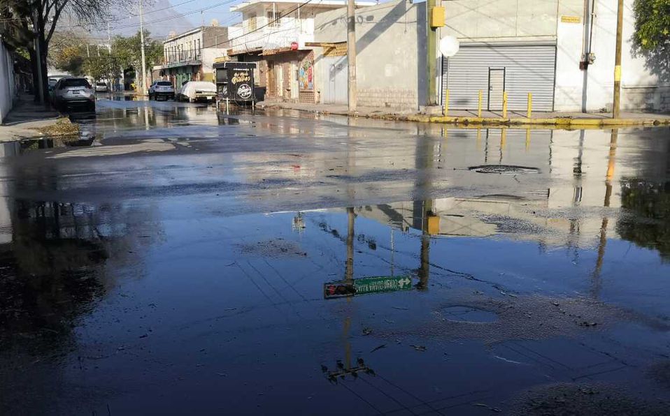 Fuga de agua en Monterrey provoca el desperdicio de miles de litros