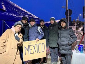 Otro grupo de mexicanos llega a Rumania tras ser rescatado de Kiev