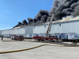 Incendio en centro de distribución de Walmart de Indianápolis provoca gran columna de humo