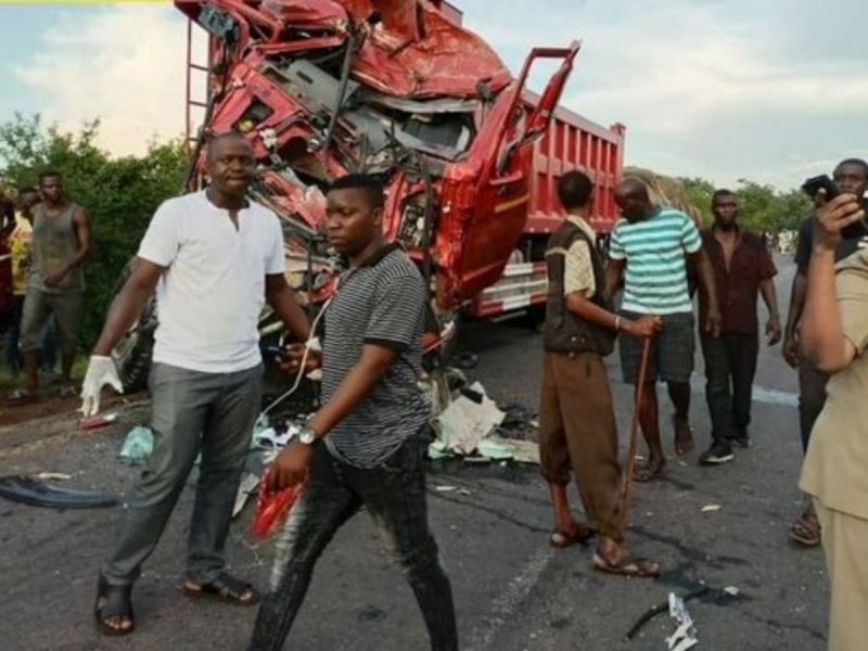 Al menos 22 muertos en choque entre autobús y camión en Tanzania