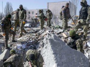 Cuartel de Ucrania es bombardeado por Rusia; reportan que hay decenas muertos