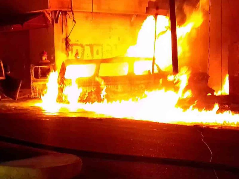 Identifican camioneta incendiada en Pachuca