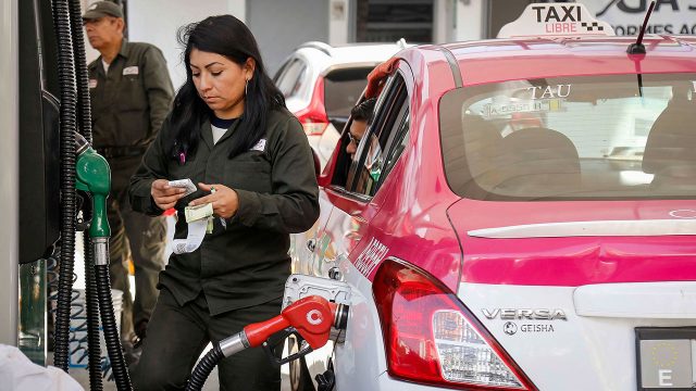 AMLO presume que gasolina mexicana es la más barata del mundo