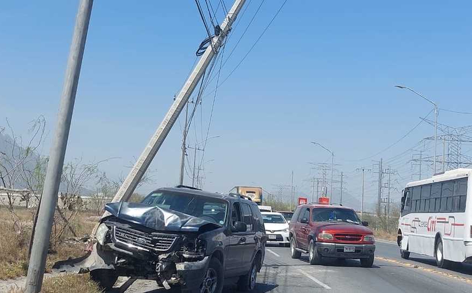 Chofer de camioneta resulta lesionado al estamparse contra poste de concreto