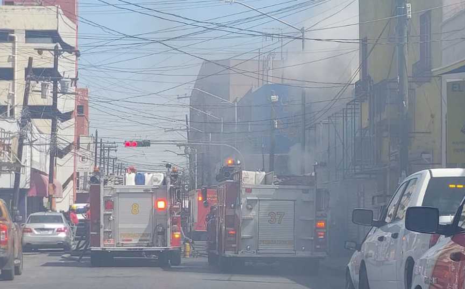Desalojan familias en centro de Monterrey debido a incendio