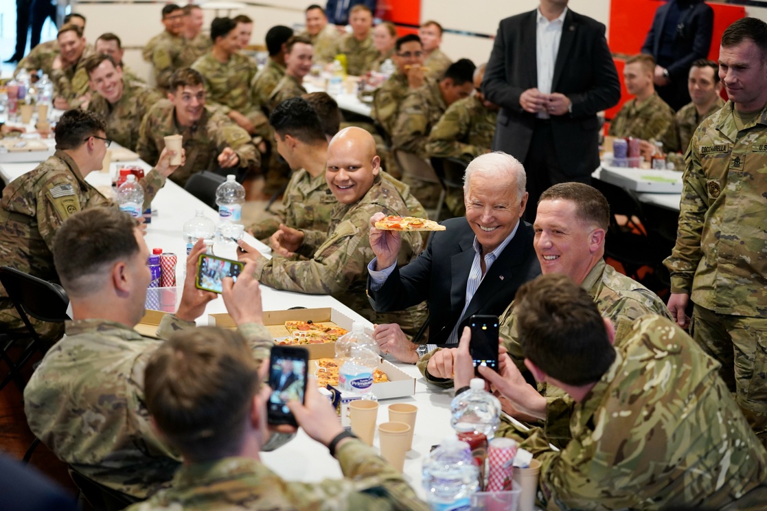 “son la mejor fuerza del mundo” expresa Biden a tropas en Polonia tras su visita