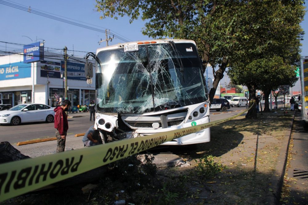 Camión de la ruta Flecha Verde choca contra árbol en Puebla capital