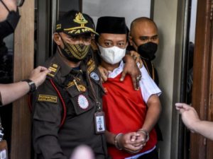 Condenan a muerte a profesor por violar a 13 estudiantes en Indonesia