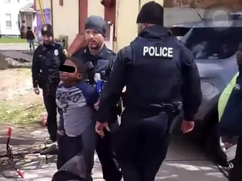 Policías arrestan a niño por robar bolsa de papitas