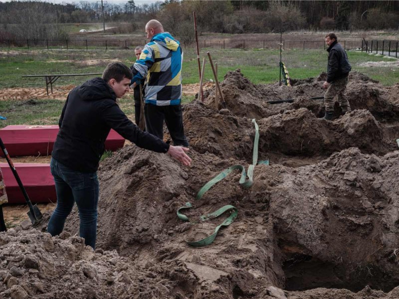 Encuentran tres cuerpos más con signos de tortura cerca de ciudad ucraniana de Bucha