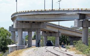 Encuentran cadáver de un bebé en medio de las vías del tren en Puebla