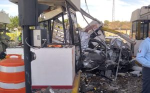 Choca tráiler contra caseta de cobro en Nayarit, al menos siete heridos