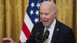 Biden prohibe entrada a barcos vinculados a Rusia a EU y presenta plan de ayuda para Ucrania por 800 mdd