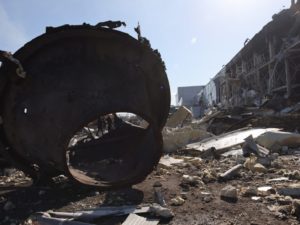 Encuentran a 44 cuerpos en escombros de edificio en Ucrania