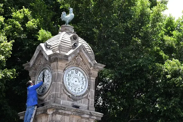 Los relojes de “El Gallito” y palacio municipal vuelven a dar la hora , gracias la intervención del ayuntamiento