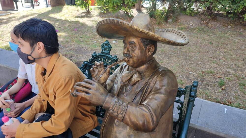 Mariachi y sin trompeta, así queda la estatua de “Marmolejo” en Puebla
