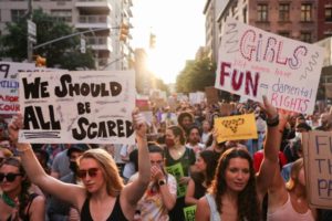 Miles marchan en EU en segundo día de protestas tras derogación del aborto