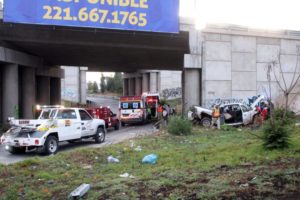 Accidente en Anillo Periférico deja una persona muerta y otra lesionada