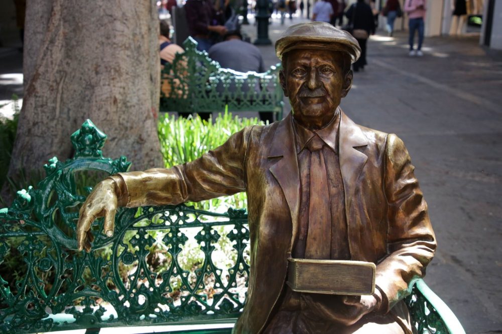 Ahora, roban pipa y placa de libro a escultura de Palou