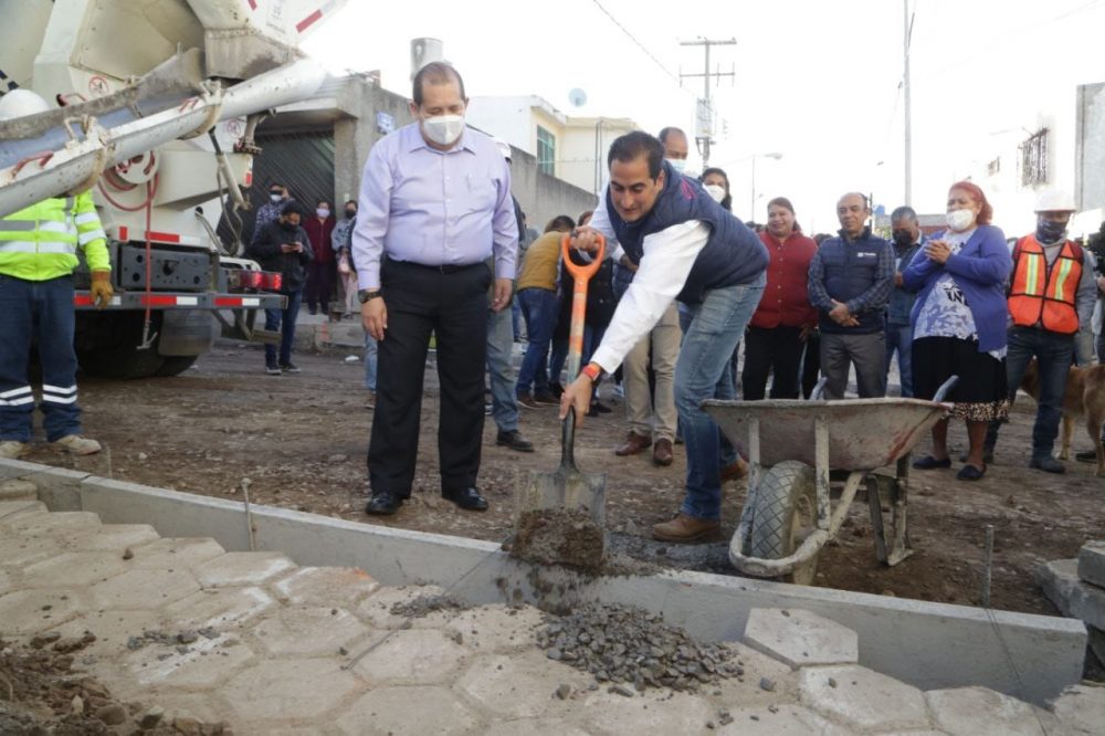 Gobierno municipal supervisa obra vial en Guadalupe Caleras equivalente a 21 calles