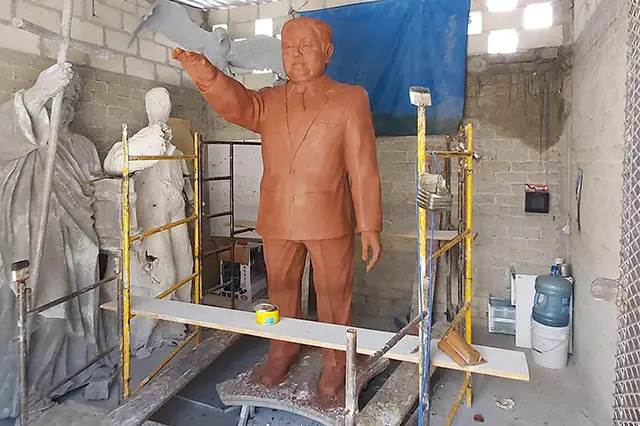 Sigue en pie exhibir escultura del Gobernador de Puebla Miguel Barbosa.