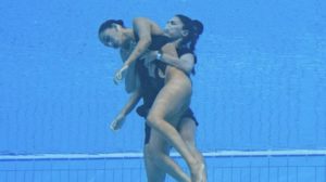 Rescatan a nadadora Anita Álvarez tras desmayarse en la alberca en el Mundial de Natación