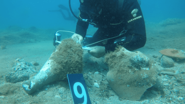 Encuentran ánforas en fondo marino que revelan cómo hacían el vino los romanos