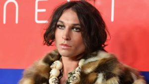 Ezra Miller en problemas nuevamente, expone a menores a armas y drogas