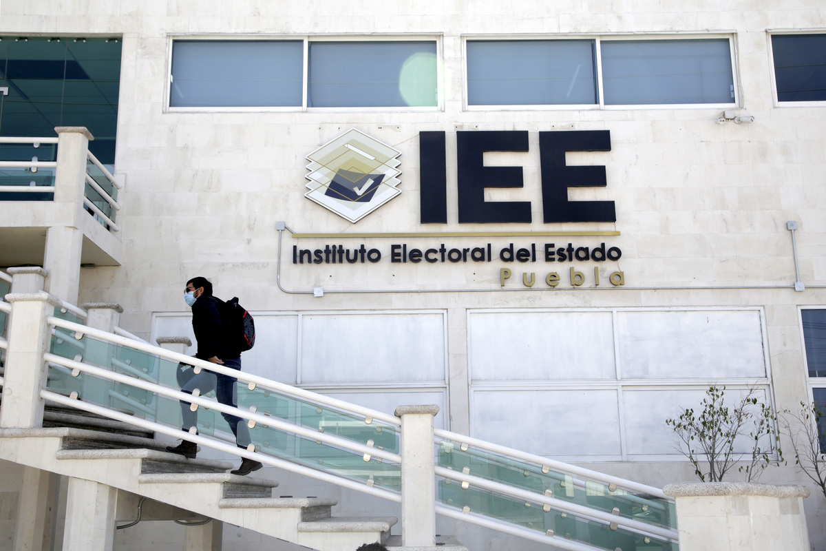 Consejeros niegan conflictos laborales en el IEE de Puebla pese a los adeudos salariales