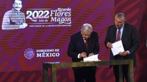 AMLO firma decreto que garantiza agua NL por 10 años